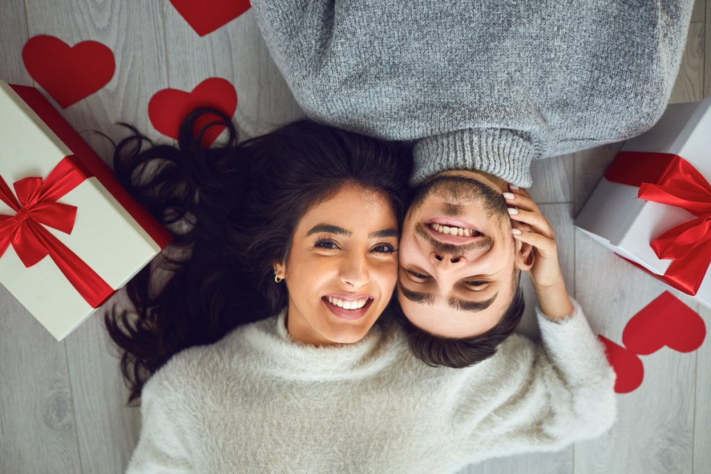 Couple gives heart to the Valentine's Day in the room